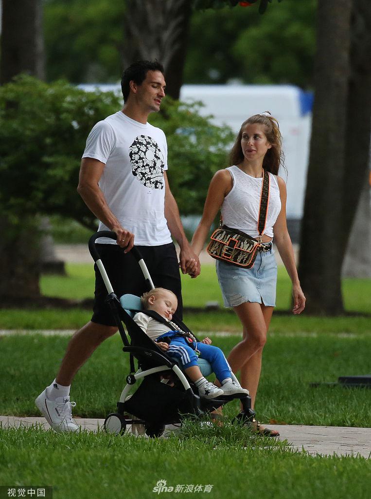 小家伙迈着摇摇晃晃的步子，兴奋地在柔软的沙滩上留下了一串小小的脚印，胡梅尔斯则弯着腰，像个大孩子一样跟在后面，随时准备扶住这个探索世界的小探险家。