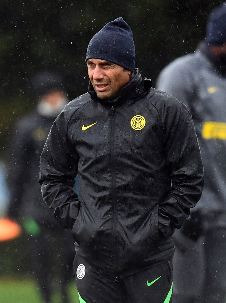 镜头聚焦在卢卡库宽厚的背影上，他正在进行爆发力训练，肌肉线条在紧身衣下若隐若现，仿佛一头即将出笼的猛兽，蓄势待发准备碾压矿工的防线。