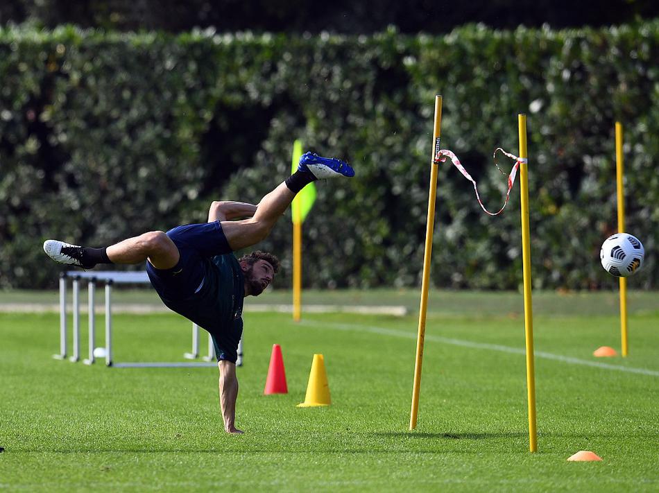 因莫比莱在训练中完成了一次精彩的射门后，握拳怒吼。作为上赛季的意甲金靴，他将俱乐部的火热脚感带到了国家队，此刻的每一次挥汗如雨，都是为了在面对世界级后卫时，能成为那个一锤定音的关键先生。