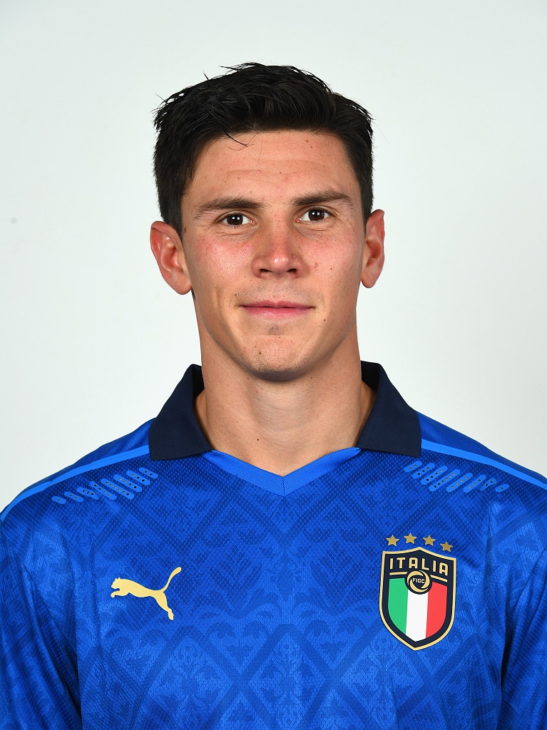 博努奇目光如炬，意大利后防中坚在镜头前展现领袖气质，深蓝战袍映衬着他的坚毅面庞。