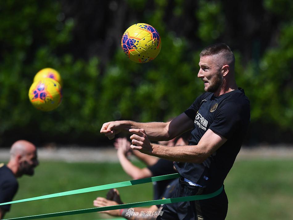 从高空俯瞰，苏宁训练中心的几块标准足球场绿意盎然，蓝黑军团的队旗在风中猎猎作响，这片宁静的训练基地，正是孕育绿茵场上战斗激情的起点。