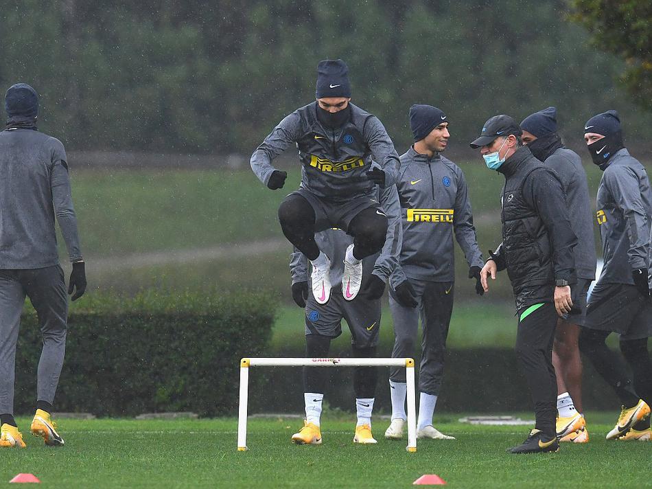 训练尾声，全队围成一个紧密的圆圈，队长汉达诺维奇站在中央，大家手臂搭着肩膀，仿佛在低声宣誓，夕阳让每个人的轮廓都镶上了一层金色的光芒。