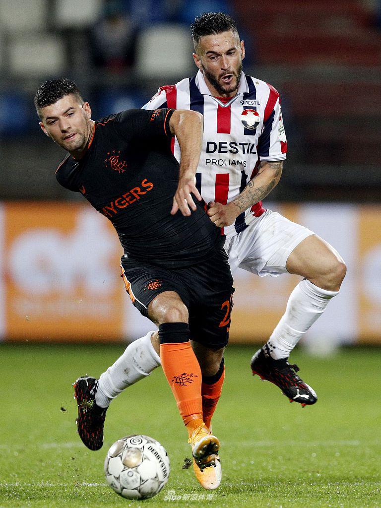 塔威尼尔主罚点球一蹴而就的瞬间，皮球如同出膛的炮弹般钻入网窝，门将虽然判断对了方向却依旧鞭长莫及。镜头捕捉到了他射门后紧握角旗杆仰天长啸的瞬间，那股子霸气仿佛要将蒂尔堡的夜空撕裂。