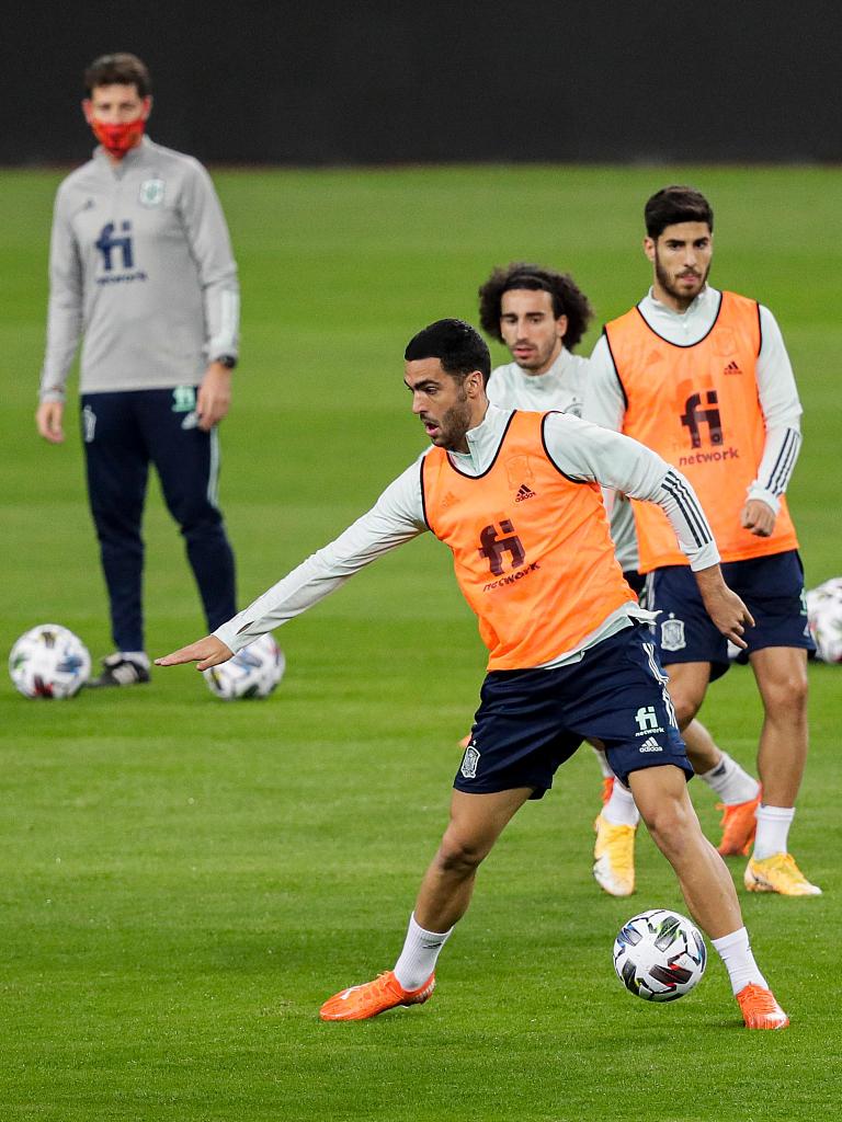 训练间隙，门将德赫亚独自在场边进行手型与反应速度的强化训练，他神情冷峻，汗水浸透了球衣，作为球队最后一道防线，他深知责任重大。