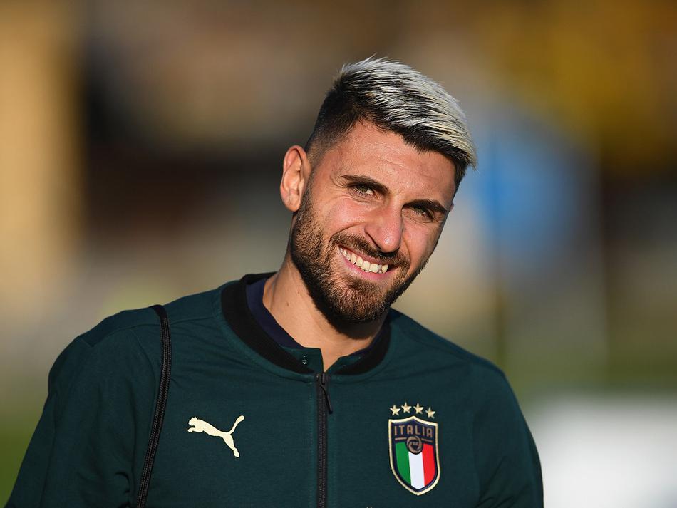 中场球员罗伯托·索里亚诺在队内抢圈练习中全神贯注，他伸出大长腿试图拦截皮球，周围的队友则在快速传递中保持跑动，展现了蓝衣军团训练课的高节奏与高要求。