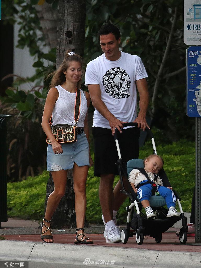 返程前的最后一天，胡梅尔斯一家坐在海边的礁石上，小家伙靠在爸爸怀里，凯茜将头轻轻靠在丈夫肩上，他们一同望向远方，脸上写满了对这次旅程的眷恋与满足。