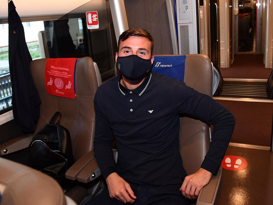 教练组在场边聚精会神，曼奇尼双臂环抱，神情严肃地注视着场上的一切。他与身边的助手们低声交流，每一个细节都不放过，展现出儒帅在幕后运筹帷幄、为即将到来的强敌精心布局的指挥家风范。