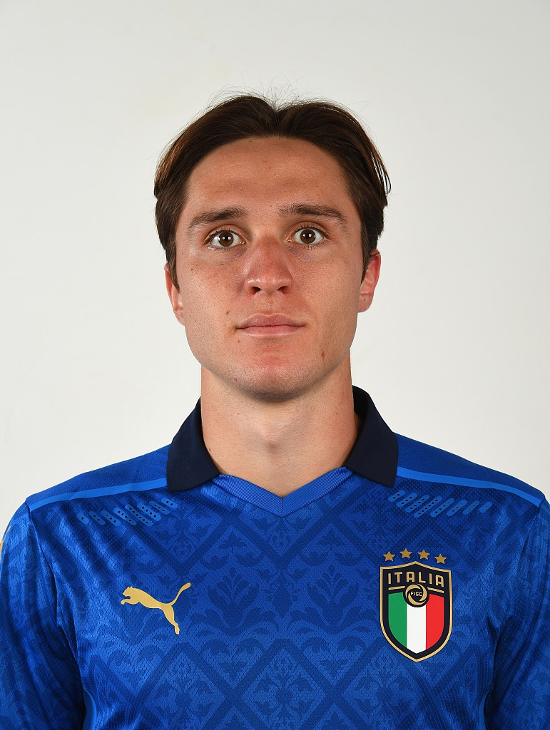 前锋因莫比莱表情坚定，肌肉线条分明，作为当时的意甲最佳射手，他的姿态充满了随时准备破门得分的张力。