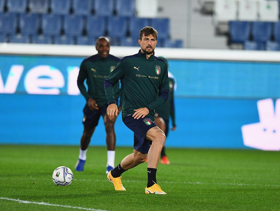 全队在教练组安排下进行抢圈练习，皮球在球员们脚下快速传递，气氛轻松而专注，暂时忘却了场外的纷扰，只专注于眼前的黑白精灵。