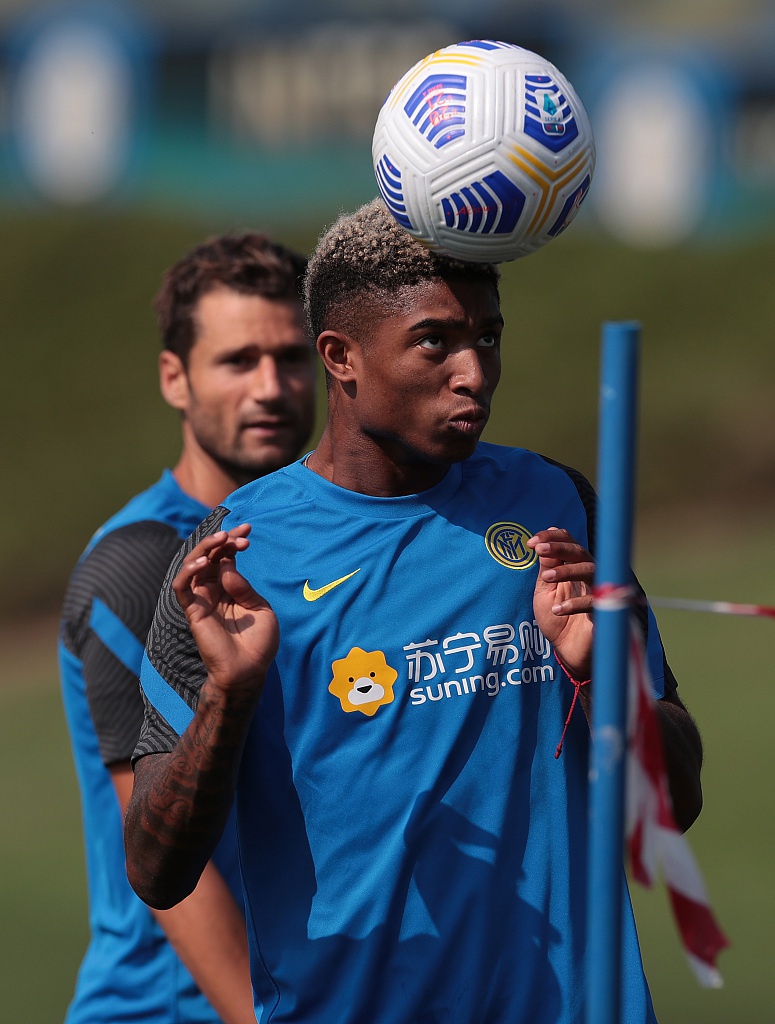 孔蒂目光如炬，在训练场上用手势向球员们下达着不容置疑的战术指令，他的身影背后是蓝黑军团对胜利的渴望