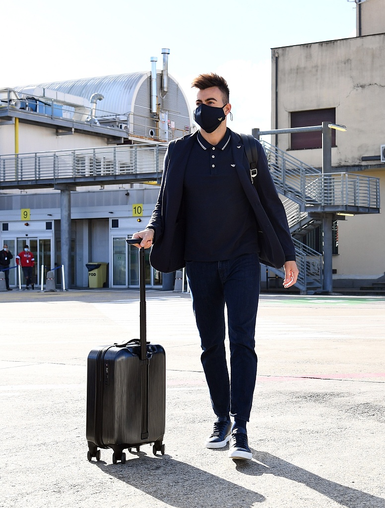 蓝衣军团将士围成一圈，眼神坚毅如铁，在萨拉热窝的寒风中聆听临时主帅埃瓦尼的最后部署，大战一触即发。