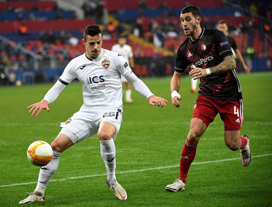 莫斯科的寒风凛冽，球场上的中央陆军球员呼出的白气清晰可见，他们身披红色战袍，眼神中透露出对胜利的渴望与坚毅。