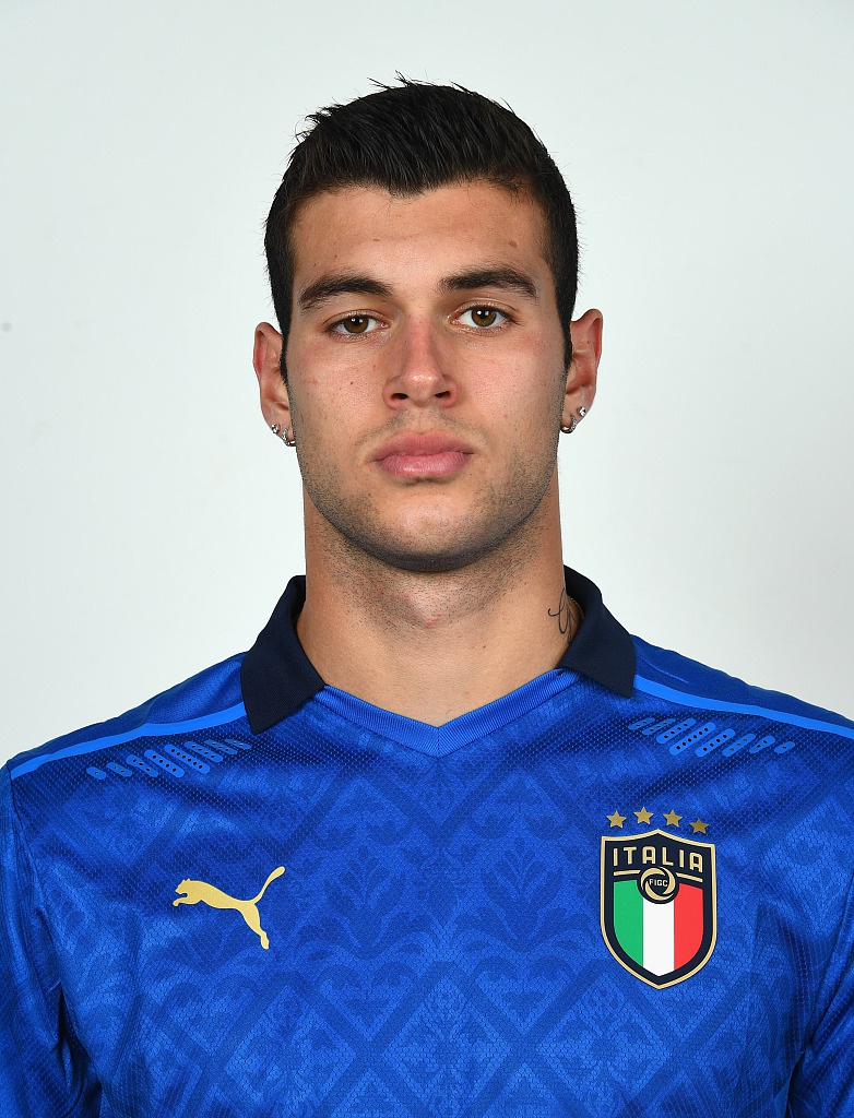 若日尼奥眼神深邃，切尔西中场大脑在定妆照中透出冷静与睿智，他是蓝衣军团攻防转换的绝对枢纽。