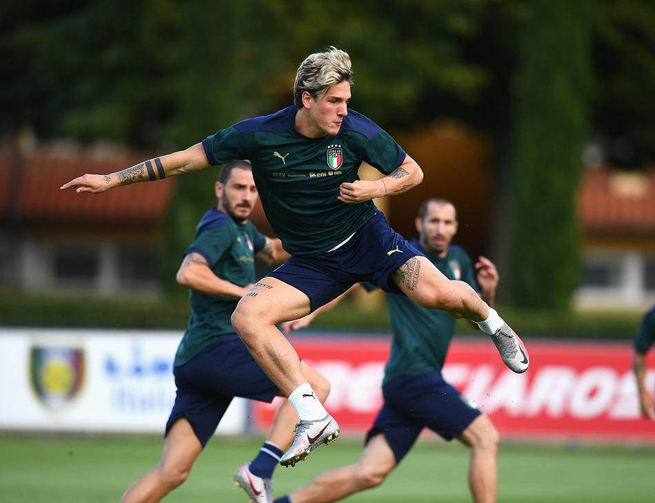 结束了一堂高强度的训练课后，一名意大利球员弯腰扶着膝盖，大口喘着粗气。他湿透的球衣紧贴脊背，在夕阳下折射出晶莹的光，这精疲力竭的一幕，恰恰是对蓝衣军团全情投入、倾尽所有的最佳诠释。