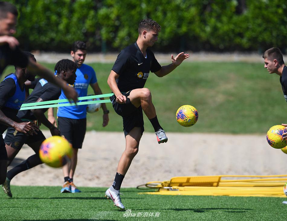 镜头捕捉到了安东尼奥·孔蒂在场边指导球员的瞬间，他神情严肃，双手比划着战术要求，身旁的教练组成员也在认真观察着场上的一举一动，传递出比赛的紧迫感。