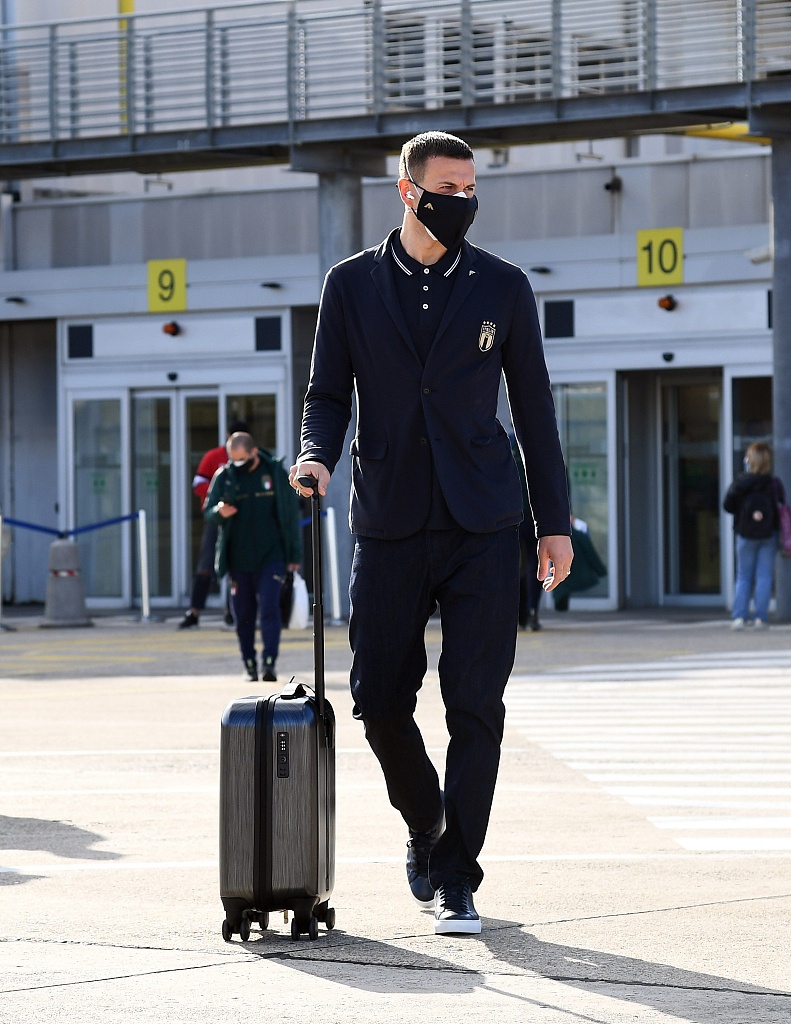 安德烈亚·贝洛蒂滑跪庆祝进球，他的身后是因西涅和巴雷拉冲向他的身影，三人脸上写满了释放与狂喜，这是团队协作最美的定格。