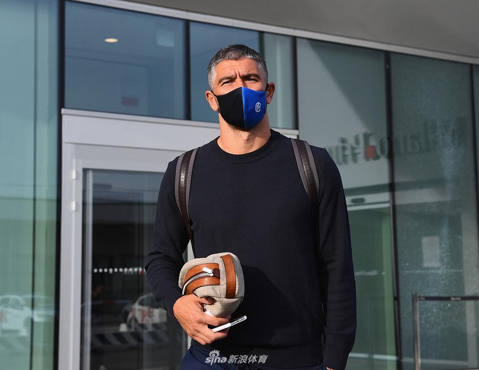 因扎吉主场静候强敌，昔日意甲传奇射手变身主帅，场边指挥若定欲率队阻击蓝黑军团。