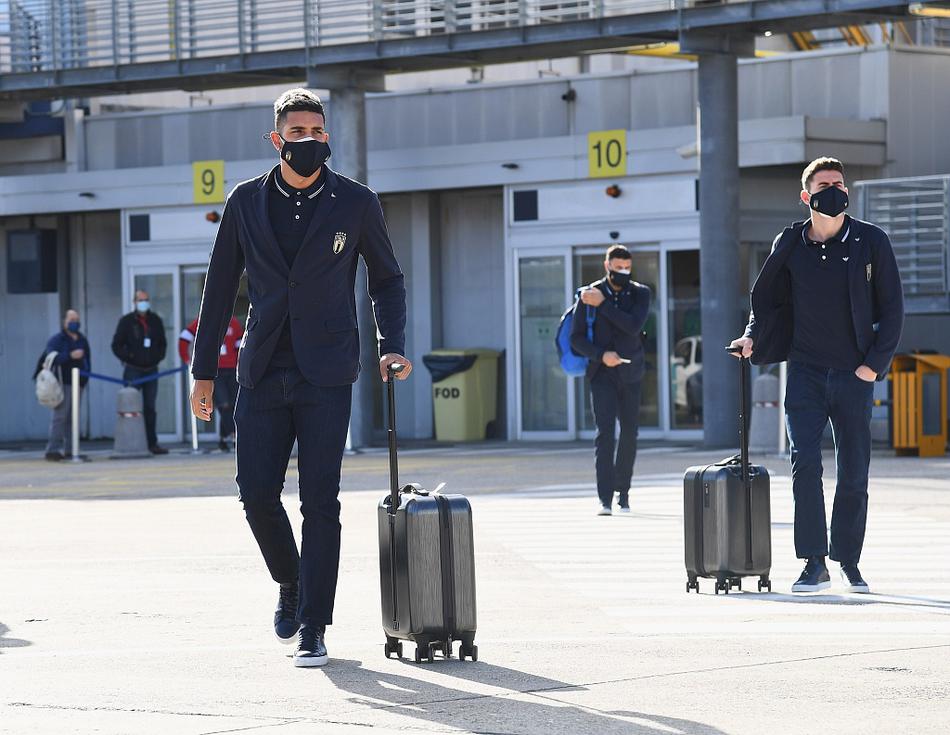 身着醒目亮黄色门将战袍的多纳鲁马，在球门前宛如一尊不可逾越的守护神，他舒展双臂的英姿正是意大利防线稳固的象征。