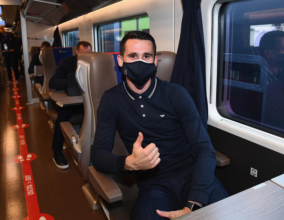 湛蓝天空下，意大利国家队的将士们肩并肩围成一个紧密的圆圈，队长博努奇居中振臂高呼，仿佛在将必胜的信念传递给每一位队友，凝聚成一股不可战胜的力量。