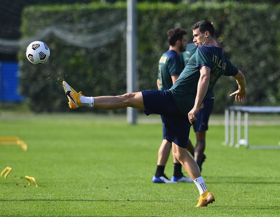 镜头捕捉到一次精准的长传转移瞬间，皮球在空中划出一道优美的弧线，恰好落在高速插上的边后卫脚下。这完美的一刻，是科维尔恰诺基地日复一日战术打磨的缩影，代表着意大利足球对空间和时差的极致追求。