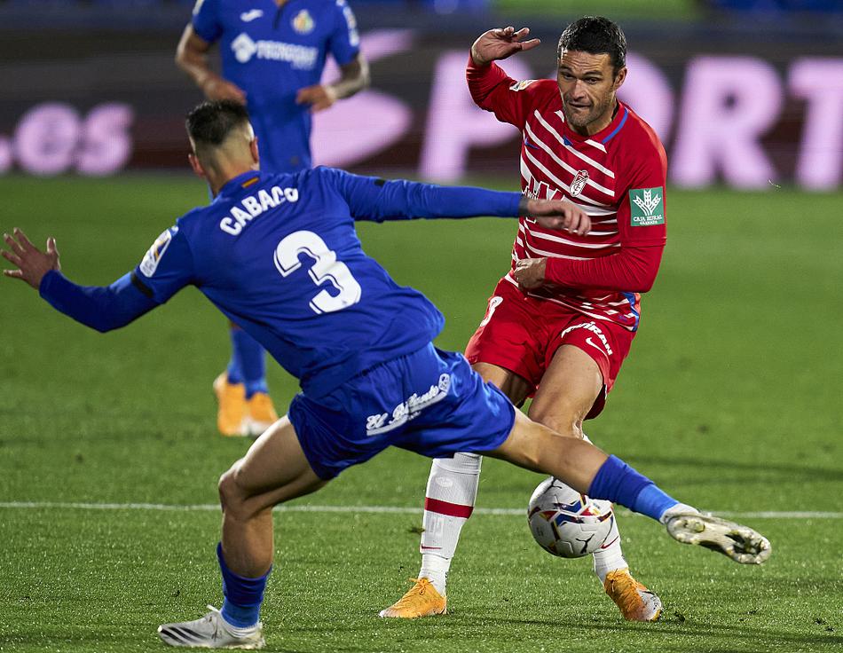 进球后的格拉纳达球员们紧紧相拥，蒙特罗被队友们围在中间，大家脸上洋溢着狂喜与激动，场边的教练组也振臂高呼，庆祝这个来之不易的客场进球。