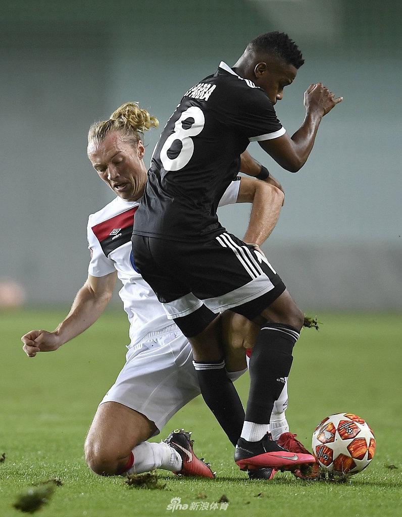 谢里夫后卫韦阿斯拉夫·波斯马克霸气庆祝进球，他有力的挥拳与背后虚化的球场灯光，定格了摩尔多瓦冠军取得领先的黄金时刻。