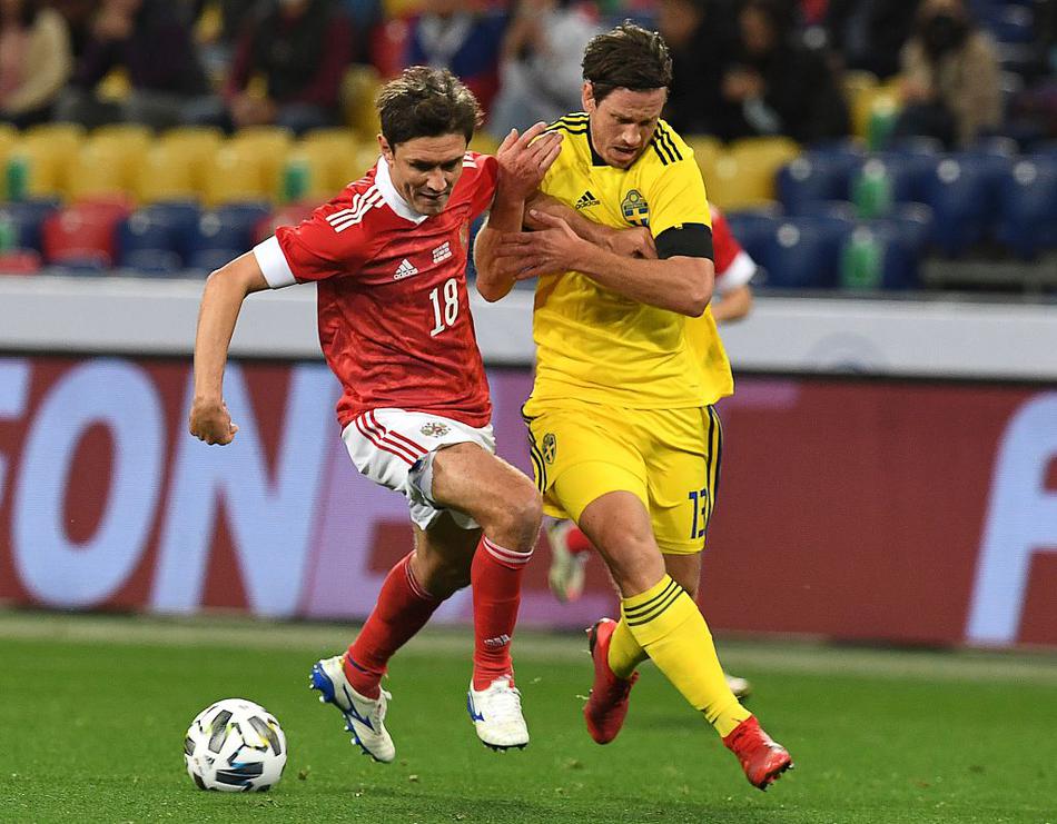 镜头捕捉到瑞典队马蒂亚斯·约翰逊破门瞬间的狂喜，他挥臂怒吼，与上前庆祝的队友们紧紧相拥，脸上写满了首次为国家队建功的荣耀与激情，皮球正安静地躺在网窝中，诉说着这个进球的精彩。