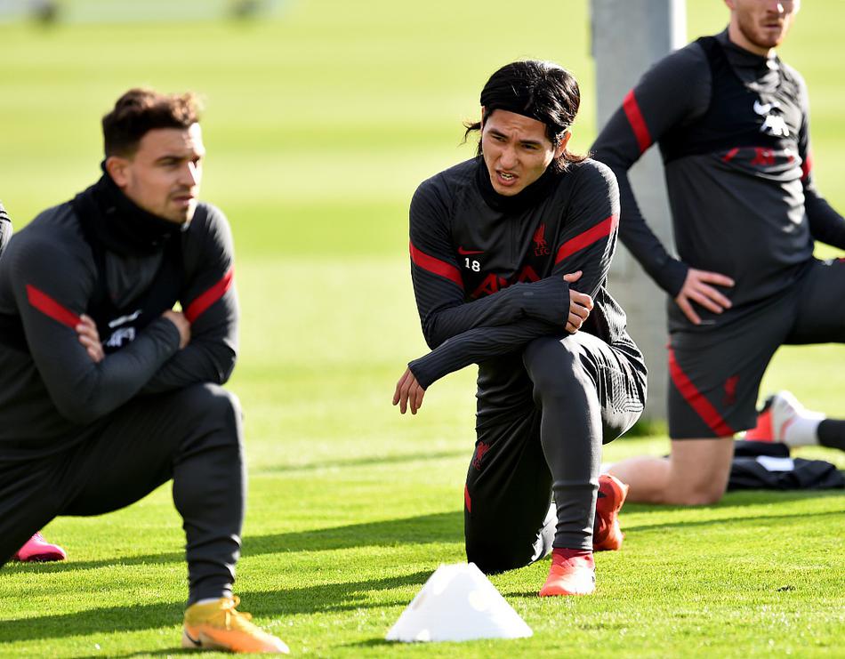 训练结束后，张伯伦和维纳尔杜姆一同加练射门，汗水浸湿了球衣，笑容却挂在脸上，气氛轻松而积极。