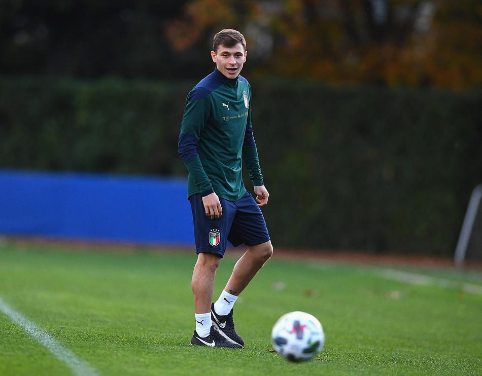 在抢圈对抗中，一名意大利球员动作舒展地试图拦截传球，训练气氛紧张而活跃，展现了球队在逆境中依然保持的战术纪律与团队活力。