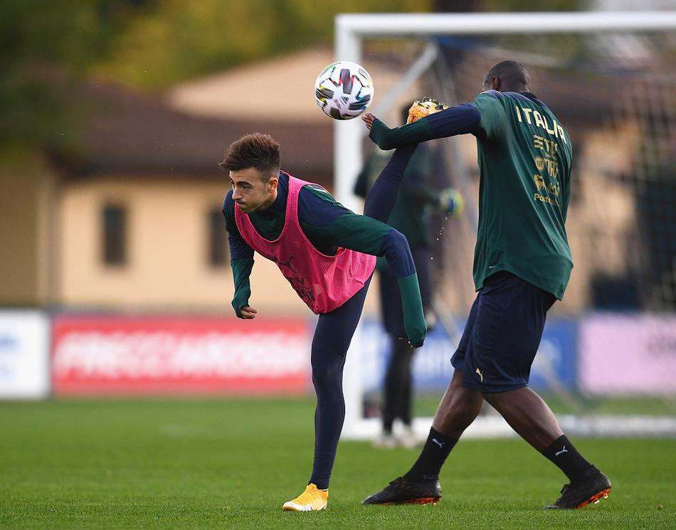 训练场上，一名意大利球员正全神贯注地进行带球绕桩练习，他坚定的目光穿透了疫情的阴霾和人员不整的困境，只专注于眼前的皮球。