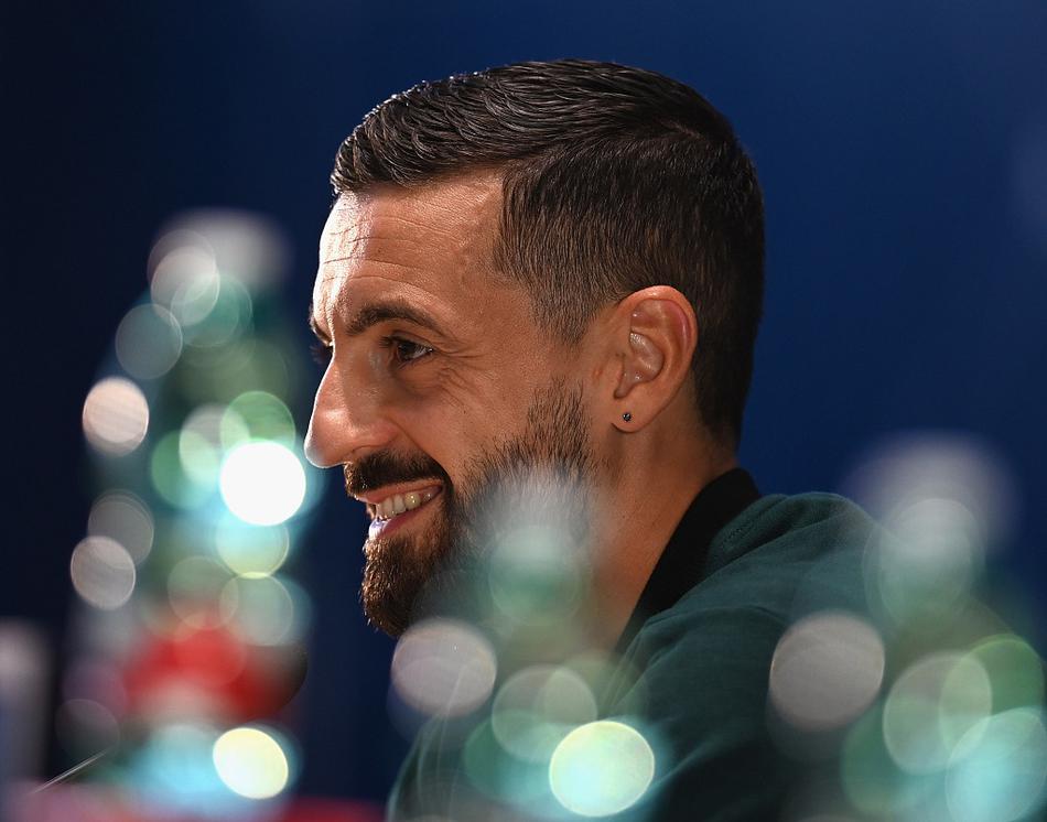 意大利主帅曼奇尼在发布会现场从容而坐，面前摆满话筒，眼神坚定地望向远方，仿佛已洞悉对手的战术布局。