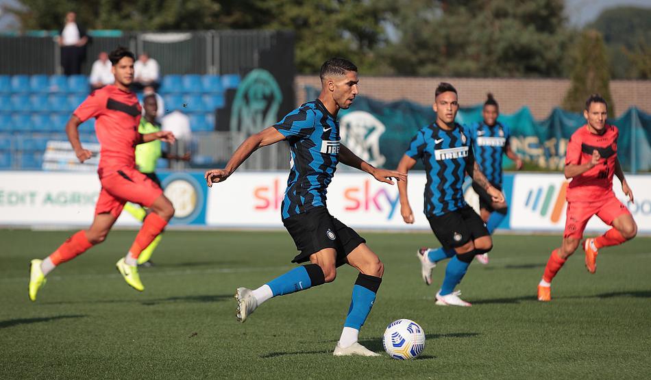 从高空俯瞰，苏宁训练中心的草坪上，蓝黑将士们围成一圈，相互鼓劲，展现出强大的团队凝聚力与对新赛季的渴望。