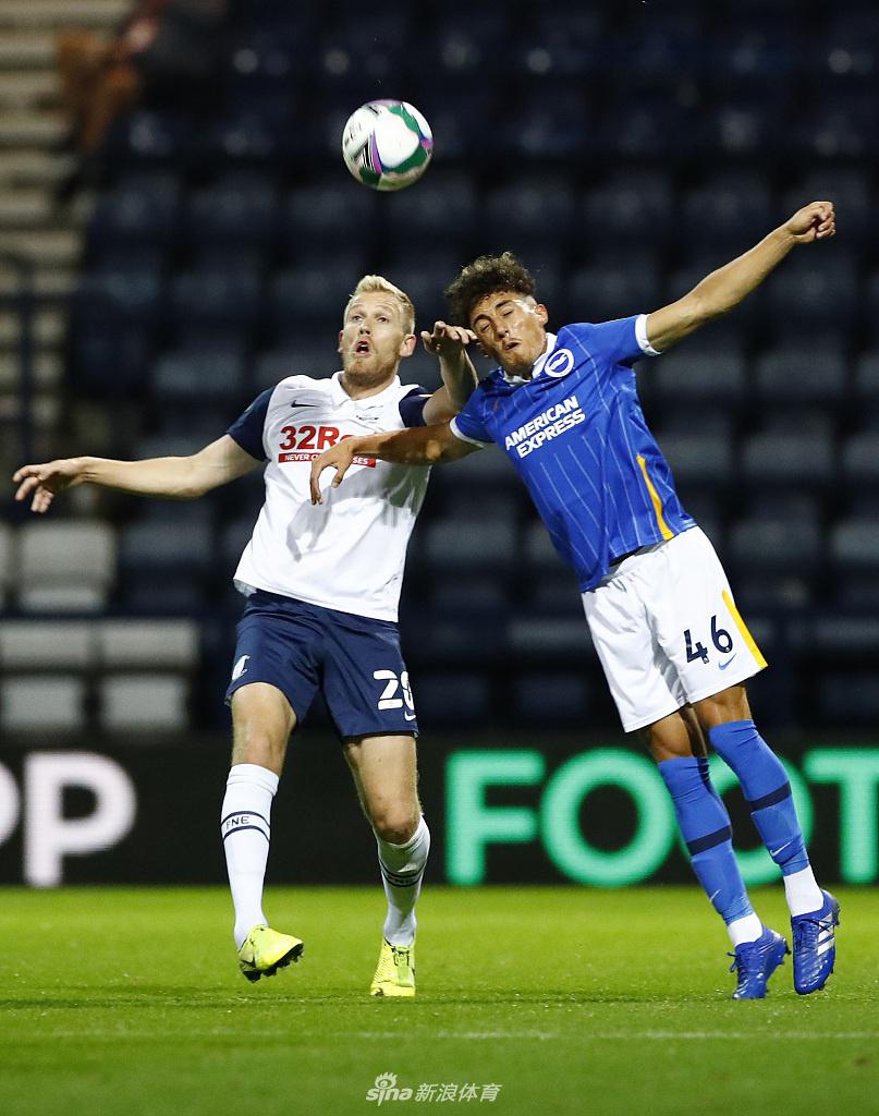 普雷斯顿球员在失利后神情落寞，与身边欢呼的布莱顿球员形成鲜明对比
