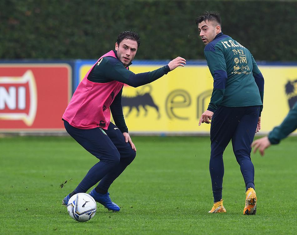 因西涅面带标志性笑容，在科维尔恰诺的阳光下进行抢圈热身，他的每一次触球都显得轻松写意，为即将到来的恶战调试着最佳心情。