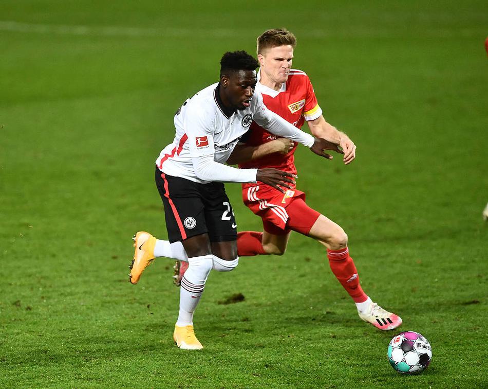 法兰克福射手安德烈·席尔瓦在柏林联合禁区内高高跃起，一记势大力沉的头槌攻门，眼神中充满了对进球和逆转比分的渴望。