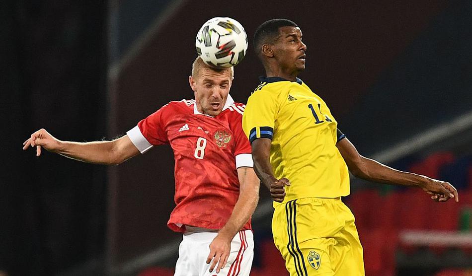 身披红白战袍的俄罗斯高中锋索博列夫，在与瑞典后卫的肌肉绞杀中强势胜出，一记雄狮甩头般的攻门让皮球应声入网，这是他国家队首秀的处子球，看台上虽球迷寥寥，但这一刻的激情依然透过屏幕感染着每一个人。