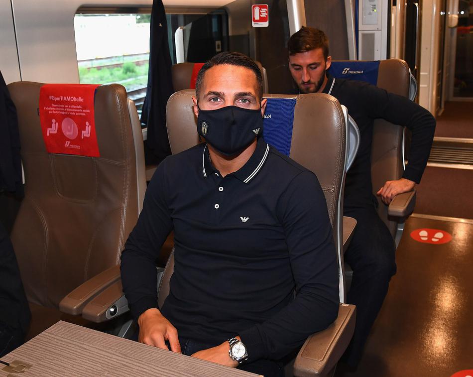 球员通道内，即将登场的意大利球员们表情坚毅，他们身披蓝色战袍，与队友击掌相互打气。空气中弥漫着大战前的紧张感，但每一双眼睛里都透露出对胜利的无限渴望与坚定。