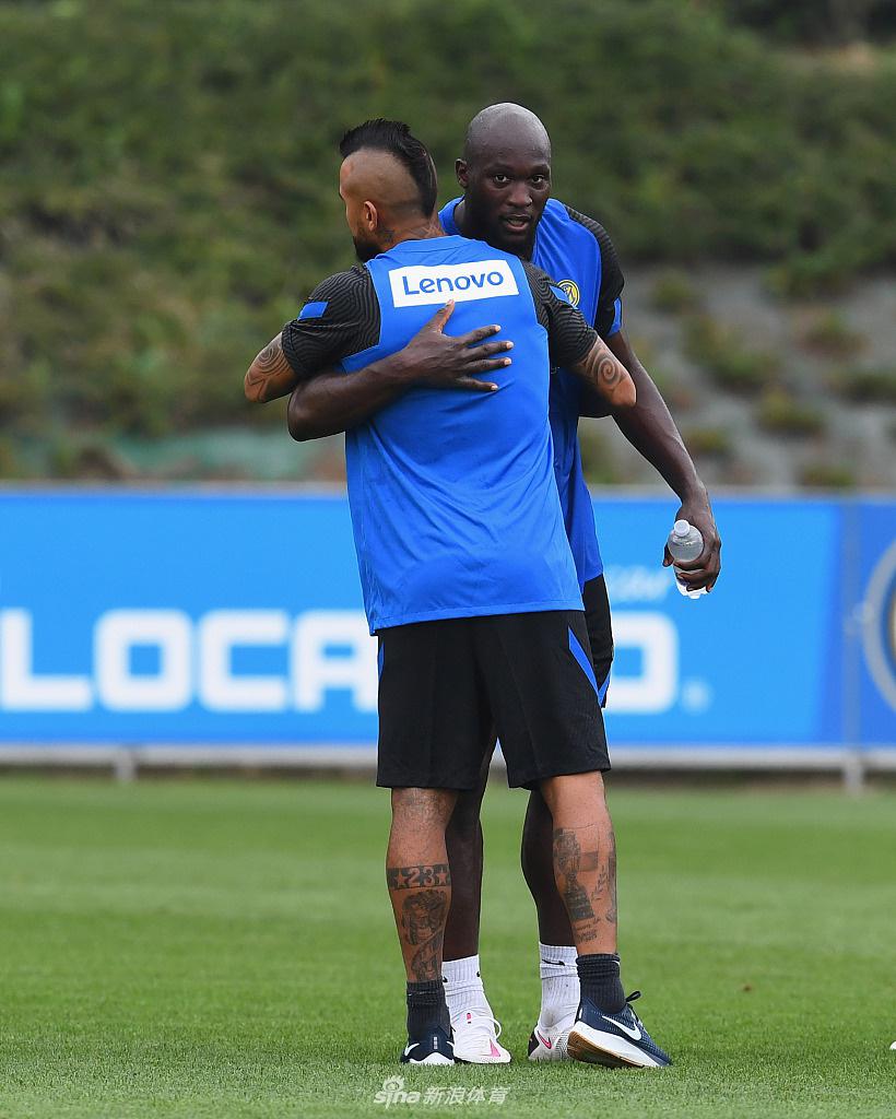 比达尔与国家队队友桑切斯在训练间隙并肩而行，这对智利老友在蓝黑军团的聚首，仿佛将南美的激情与默契带到了阿皮亚诺。