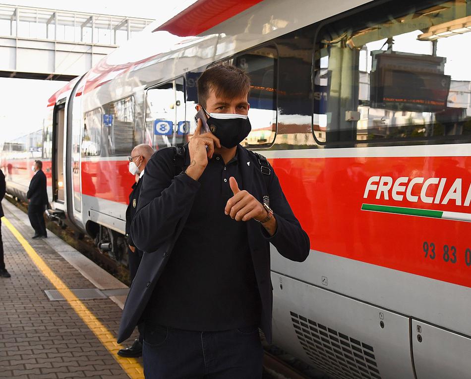 出发的时刻终于到来，球员们提着印有“Azzurri”标志的行李，依次登上前往机场的大巴。透过车窗，可以看到他们向送行的工作人员挥手告别，带着全国球迷的期盼，正式踏上了这段充满挑战与荣耀的欧国联征途。