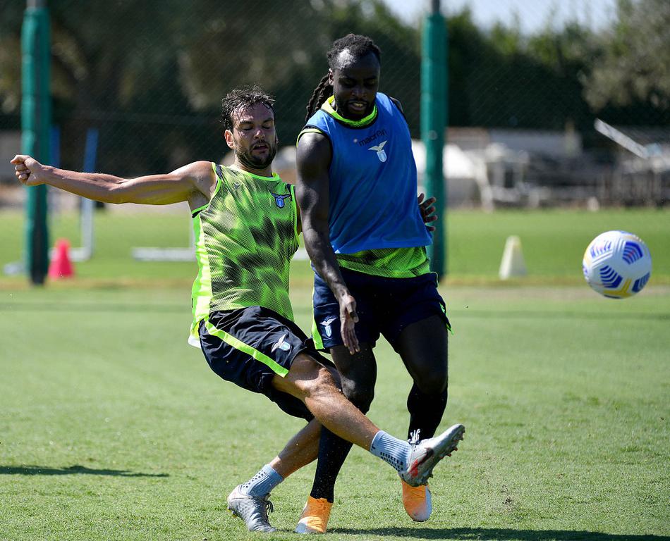 训练间歇，米林科维奇-萨维奇等拉齐奥球员们围在一起进行拉伸放松，队友间相互鼓励，团队凝聚力在这一刻得到充分体现