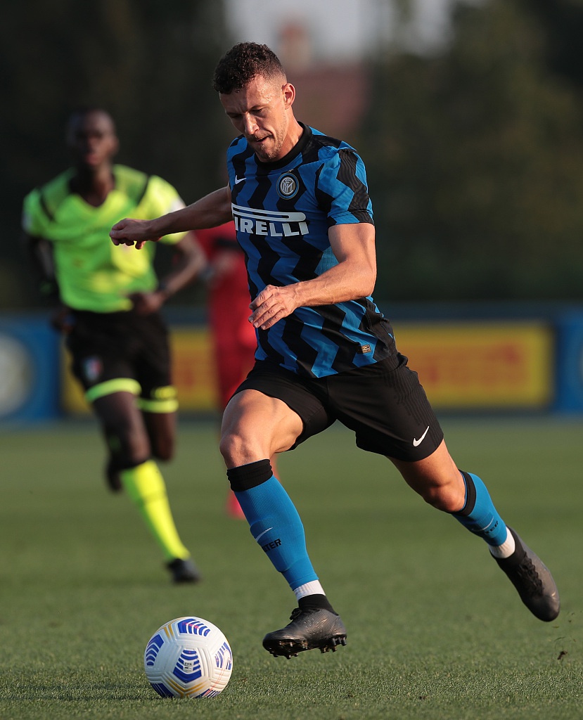 国际米兰的进攻群在对方禁区内掀起惊涛骇浪，在一片混战中，足球应声入网，展现了球队多点开花的强大攻击火力。