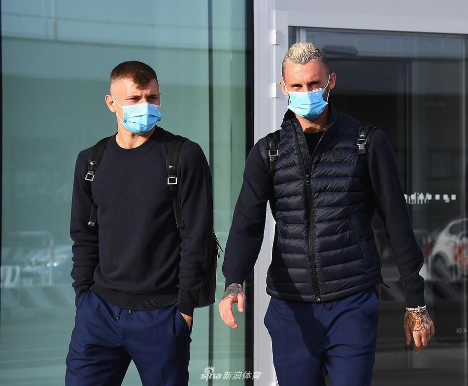 蓝黑众将鱼贯而出，卢卡库领衔锋线群，神情坚毅步履稳健，对即将到来的激战充满信心。