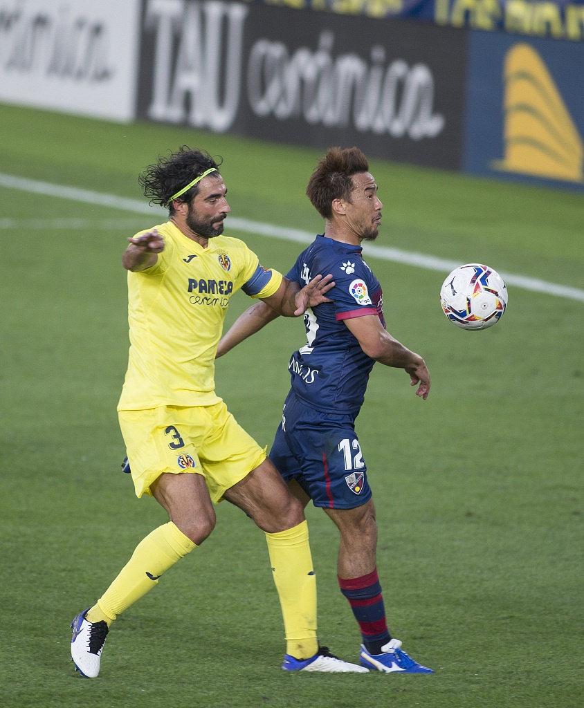 韦斯卡球员马菲奥在客场球迷看台前激情滑跪，他开场不久的进球让升班马看到了爆冷取胜的希望