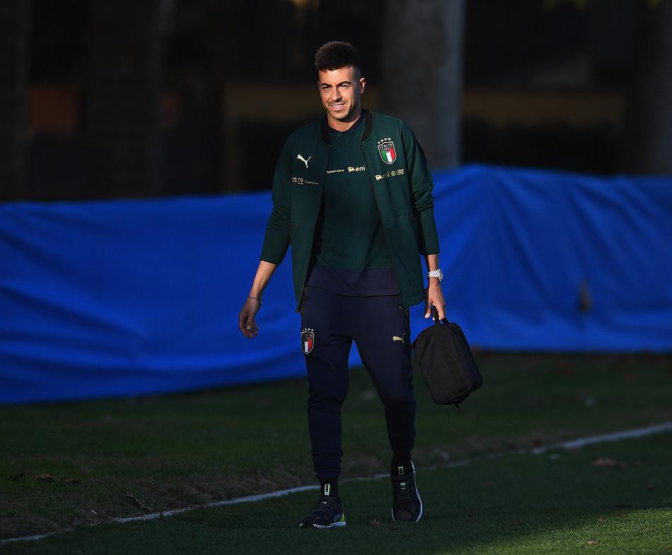 技术训练环节，一名意大利球员在高速带球中做出急停变向动作，脚下的皮球仿佛粘在鞋钉上，细腻的触感展现了意大利球员扎实的基本功与技巧性。