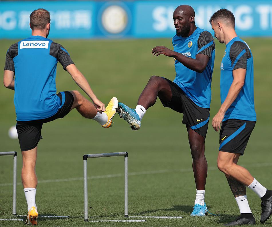 桑切斯与队友们在抢圈游戏中轻松写意，智利人灵巧的触球和戏耍般的过人引来了场边工作人员的阵阵喝彩