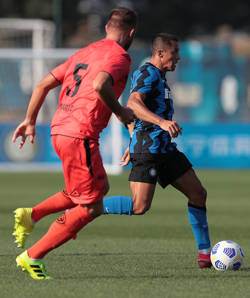 面对来球，劳塔罗·马丁内斯如同灵猫般抢先一步，用一记势大力沉的扫射攻破球门，双臂张开肆意庆祝这精彩的进球瞬间。