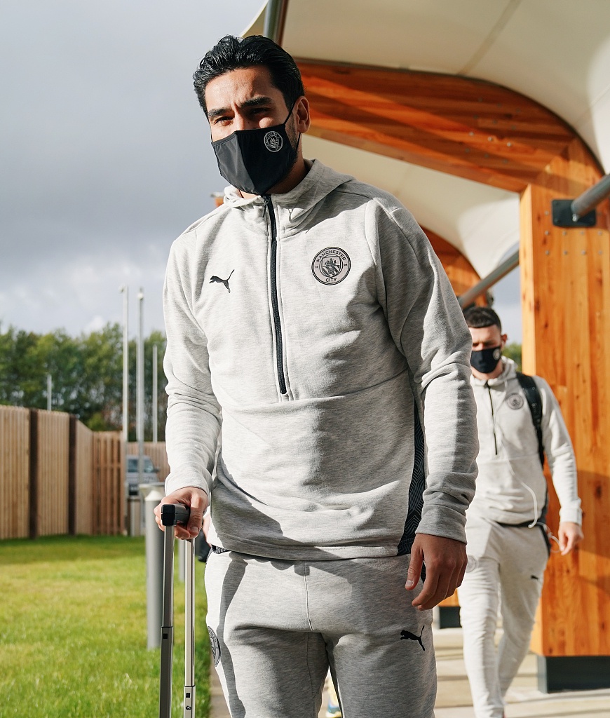 斯特林在值机柜台前低头摆弄手机，一身休闲装扮难掩其猎豹般的速度与灵性，他正准备在法国的赛场上再次划破对手的防线。