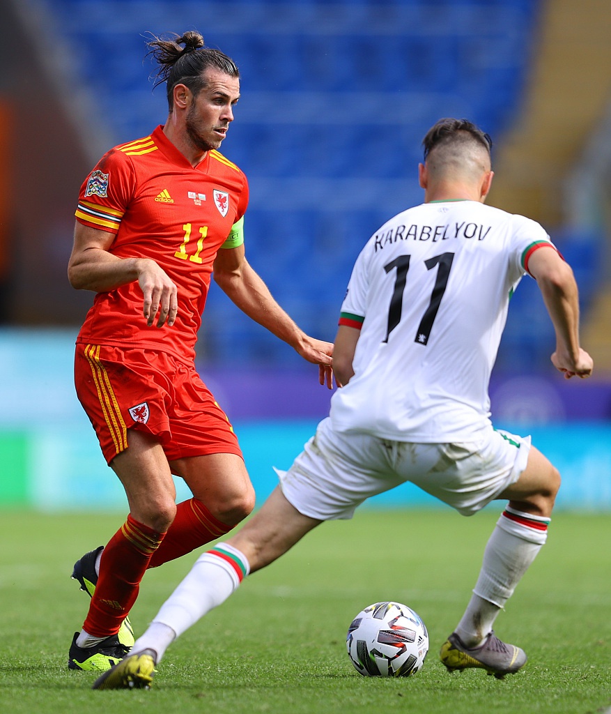 打入绝杀球后的内科·威廉姆斯张开双臂，在空旷的球场内肆意狂奔，他的面容因激动而略显扭曲，身前的队友试图拉住他一起庆祝，这一幕充满了青春的热血与戏剧性。