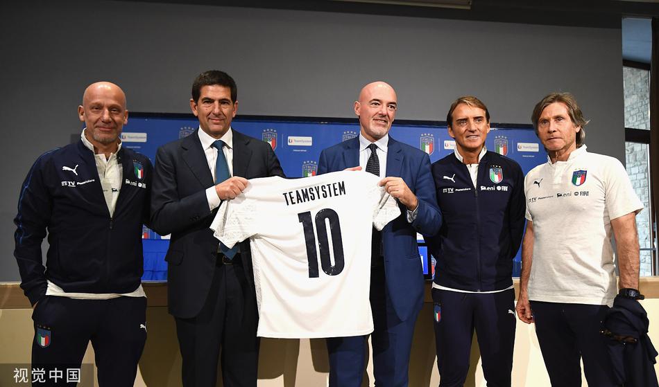 曼奇尼在发布会场展露坚毅神色，指尖比出手势似在向球员部署精妙战术