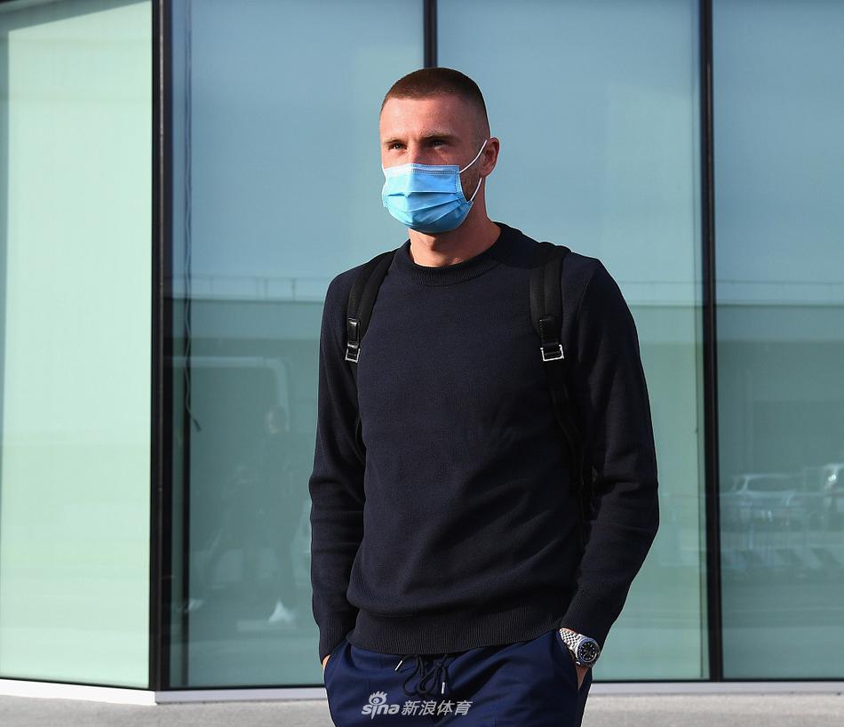 教练组最后踩场，孔蒂亲力亲为丈量草坪，细致入微的赛前准备，只为在客场奏凯而归。